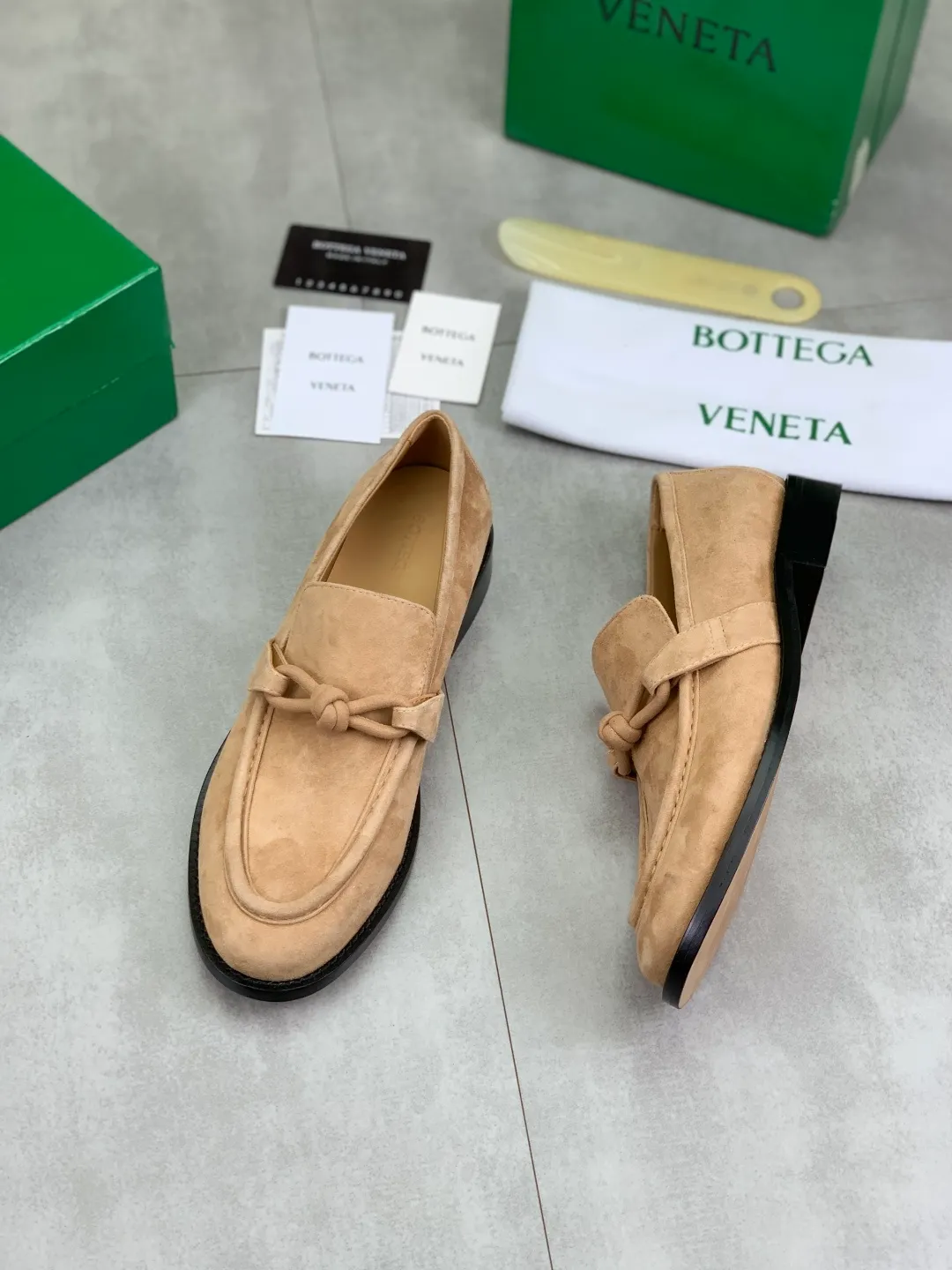 Men's shoes 💰P820 [New model] (genuine leather outsole) water-dyed cow lining 💰High-quality business couple leather shoes 💎💎💎 BOTTEGA VENETA official website synchronizes the latest top version of BV in the market, accept material comparison, shoe type comparison, process comparison, practical and textured, versatile and suitable for any occasion, the more you look at it, the more flavorful it becomes. Purely hand-knitted craftsmanship - Upper material, calfskin imported from Italy 🇮🇹 - High-quality water-dyed cowhide lining - Original private model customized leather outsole -Size: Female 35-39 (40 ordered) Male 39-44 (38 45 can be customized) Color: Multiple colors available